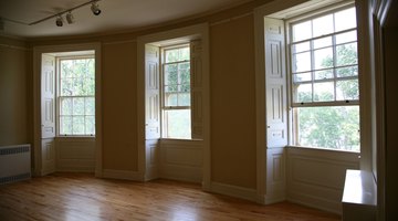 Neutral walls with warm undertones create a feeling of space and warmth.